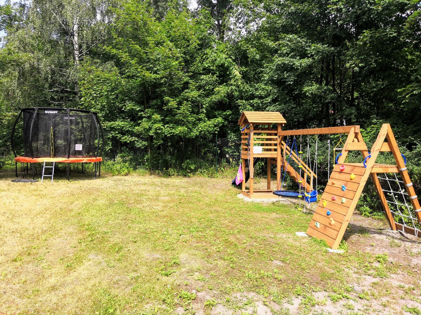 Venkovní dětské hřiště a trampolína