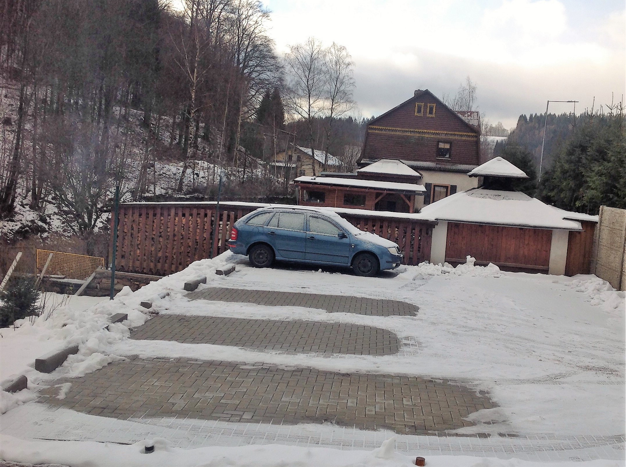 Soukromé parkoviště u apartmánů v zimě